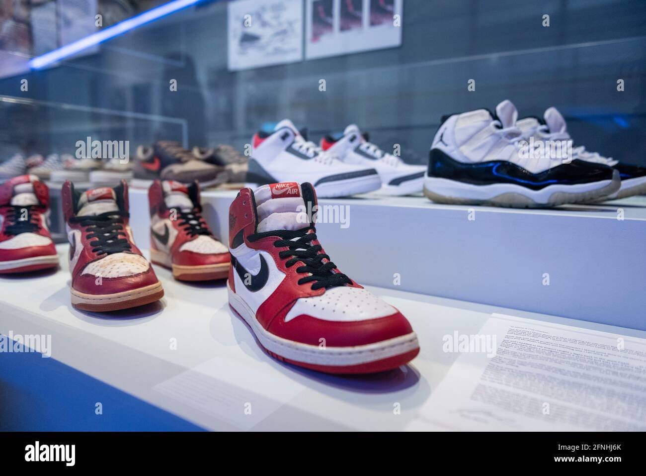 London, Großbritannien. 17 Mai 2021. Verschiedene Iterationen des meistverkauften Nike Air Jordan, darunter „Nike Air Jordan I“ und Michael Jordans Spielerstichprobe von Chicago Bull, Größe 13.5 US 1985 (unten, Mitte). Vorschau von „Sneakers Repacked: Studio to Street“ im Design Museum in Kensington. Die Ausstellung untersucht, wie Sneakers vom Sport zu kulturellen Symbolen geworden sind und findet vom 18. Mai bis 24. Oktober 2021 statt. Kredit: Stephen Chung / Alamy Live Nachrichten Stockfoto