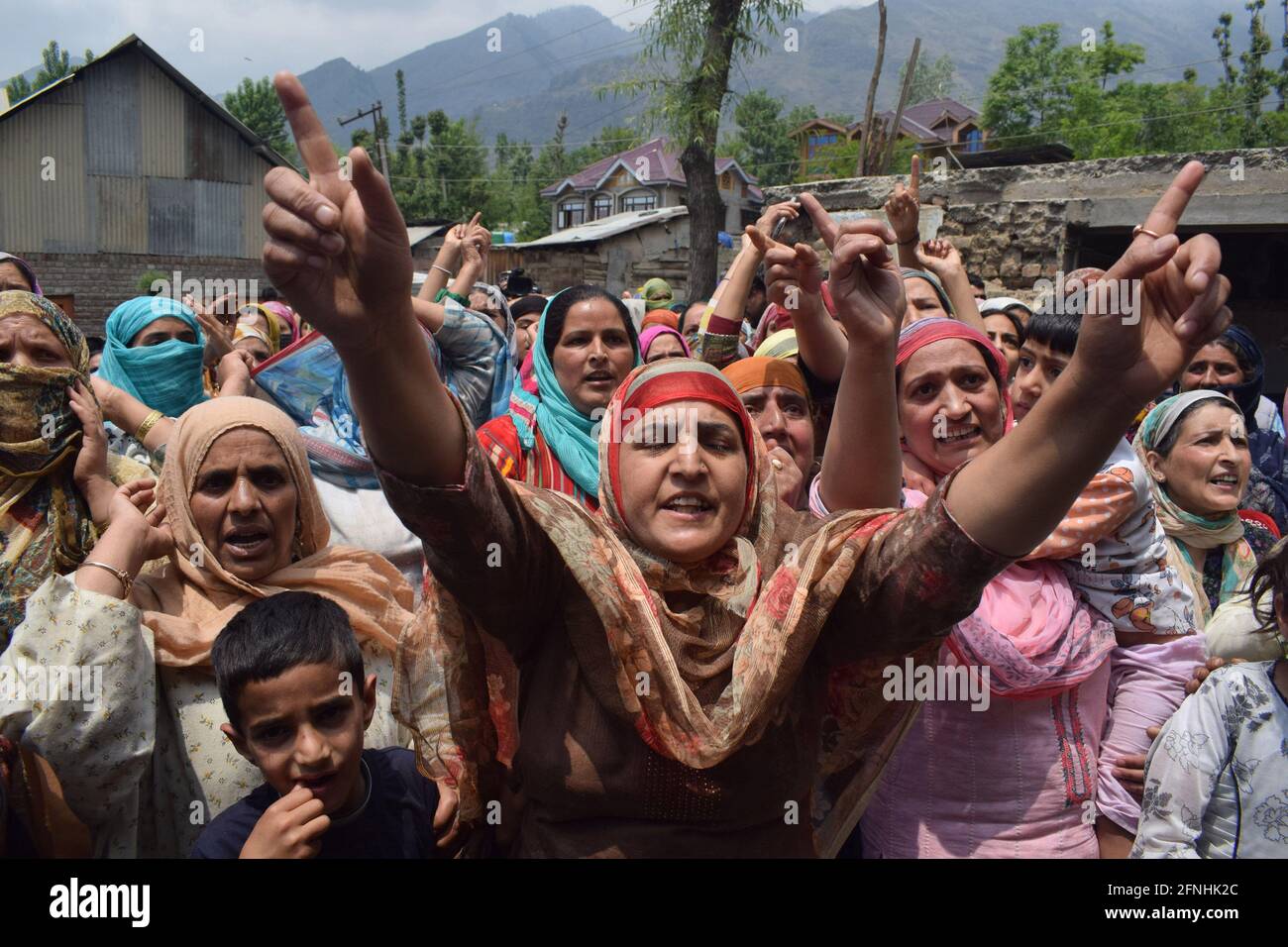 Khonmoh, Srinagar. Mai 2021. Frau ruft nach einer Begegnung zwischen Kräften und Militanten Parolen. Zwei nicht identifizierte Militante wurden am Montag bei einer laufenden Anti-Militanz-Operation der Sicherheitskräfte am Stadtrand von Srinagar getötet. Ein Polizeisprecher sagte, dass die Militanten im Gebiet von Khanmoh getötet wurden, wo während einer Absperrungs- und Suchoperation eine Begegnung begann. Kredit: Majority World CIC/Alamy Live Nachrichten Stockfoto