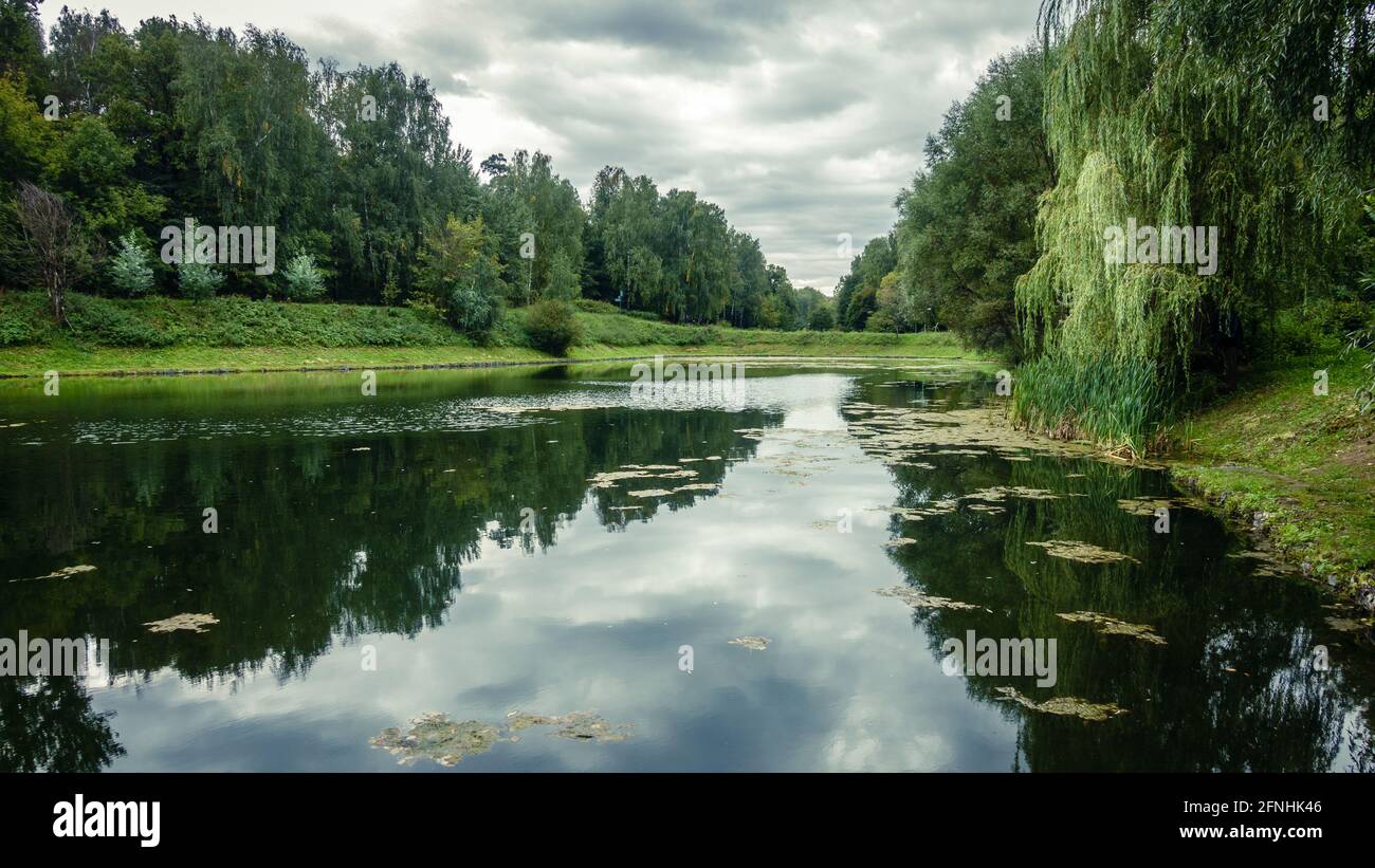 Frühherbst-Szene in einem Park in Moskau, Russland Stockfoto