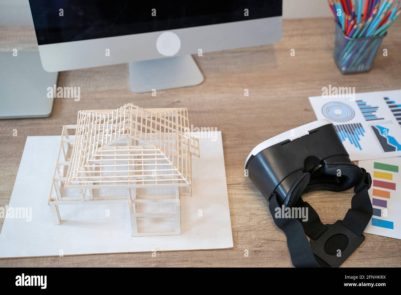 VR-Brille und Architekturmodell auf Schreibtisch. Stockfoto