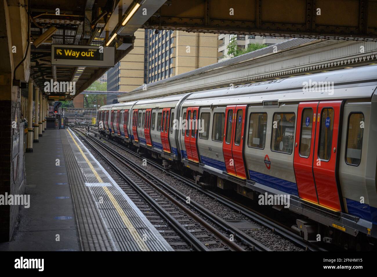 Die U-Bahn der District Line kommt im Mai 2021 in der Londoner U-Bahn-Station High Street Kensington an Stockfoto