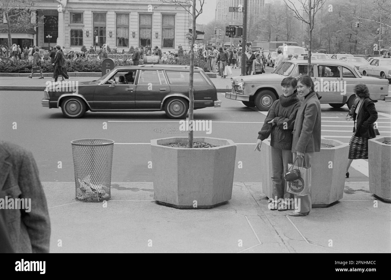 New York City Photo Essay, 30. April 1981- Asiatische Touristen. 5th Avenue und 59th Street, Manhattan. Stockfoto