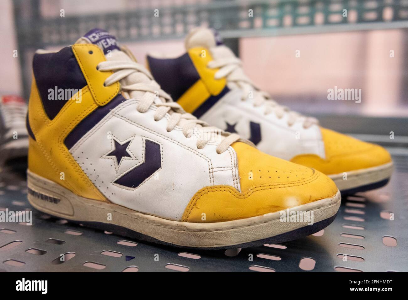 London, Großbritannien. 17 Mai 2021. „Converse Weapon“, 1986, einer der  ersten Schuhe, die von Converse Biomechanics Lab als Reaktion auf Adidas  und Nike entworfen wurden. Getragen und unterstützt von LA Lakers' Magic