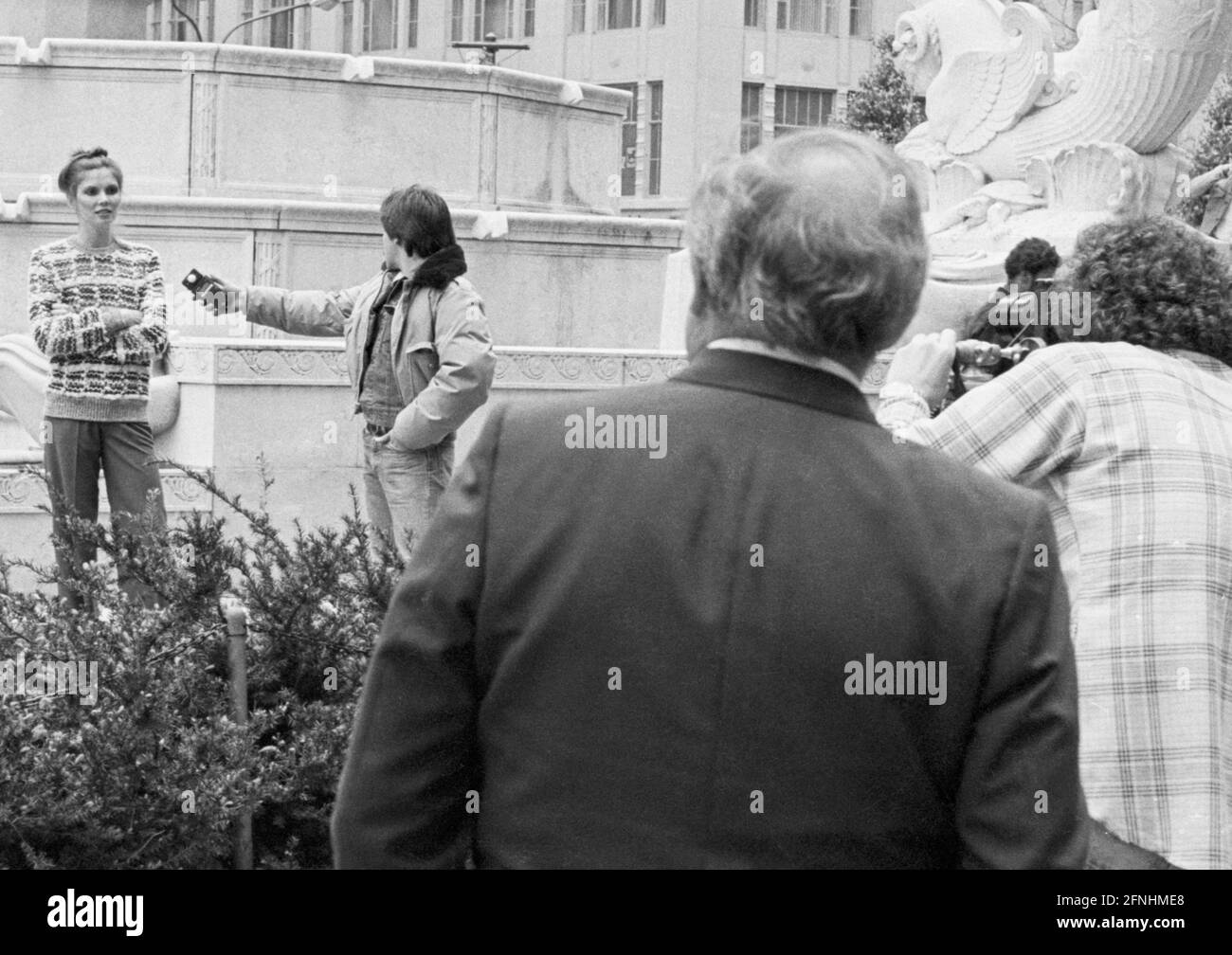 New York City Photo Essay, April 30, 1981- Modefotografie Fotoshooting mit Model, Fotograf, Assistenten und Zuschauern. Pulitzer-Brunnen, Grand Army Plaza, Manhattan. Stockfoto