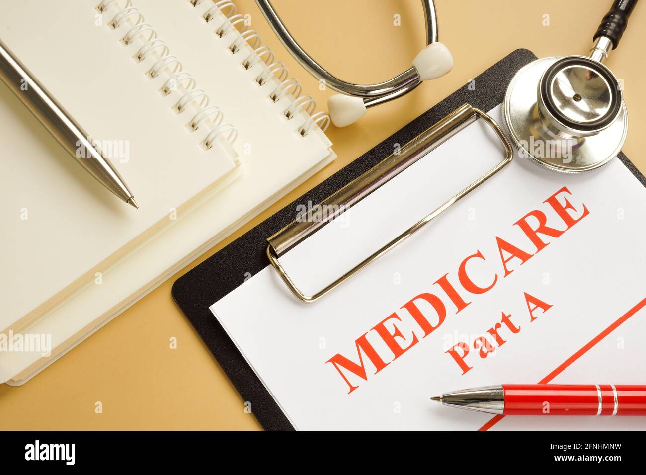 Formular Medicare Teil A mit Dokumenten und Stethoskop. Stockfoto