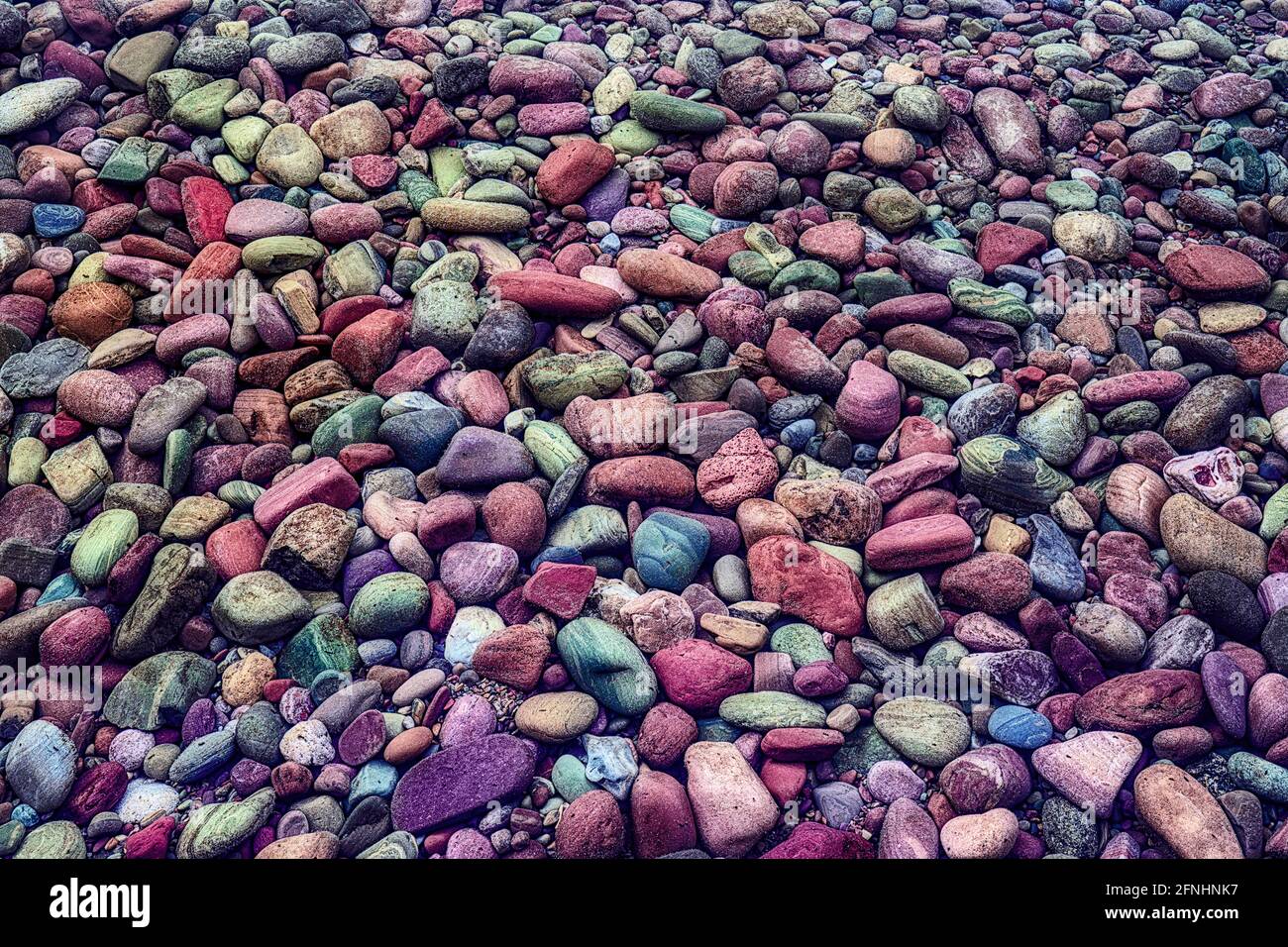 Bunte Felsen am Ufer des Lake McDonald, Glacier National Park, Montana Stockfoto