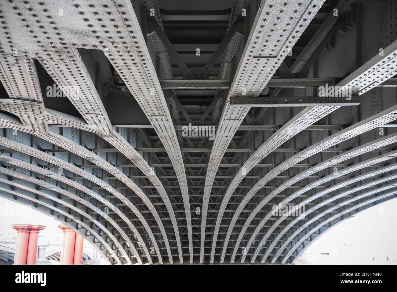 Abstrakte Ansicht unter der Blackfriars Railway Bridge in London, Großbritannien Stockfoto