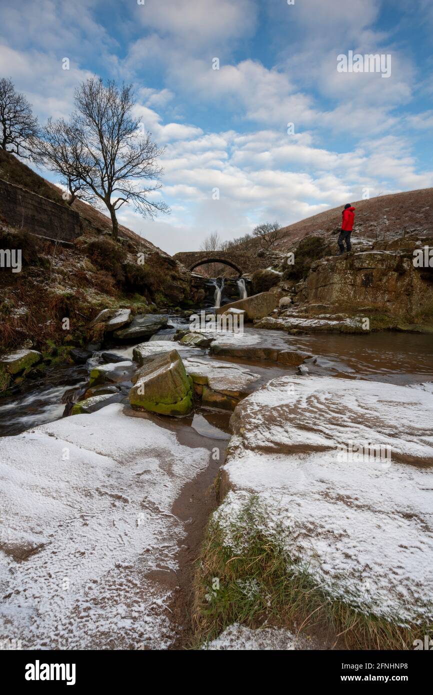 Walker im Winter am Three Shires Head Peak, District National Park Stockfoto