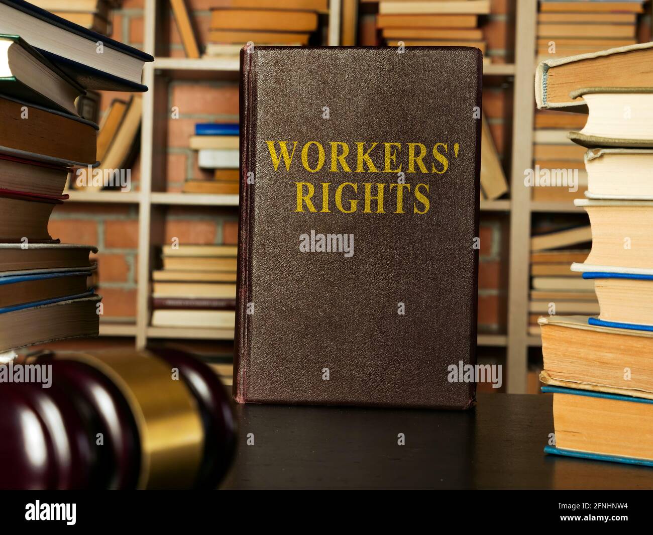 Mitarbeiter- und Arbeitnehmerrechte mit Dokumentenstapel. Stockfoto