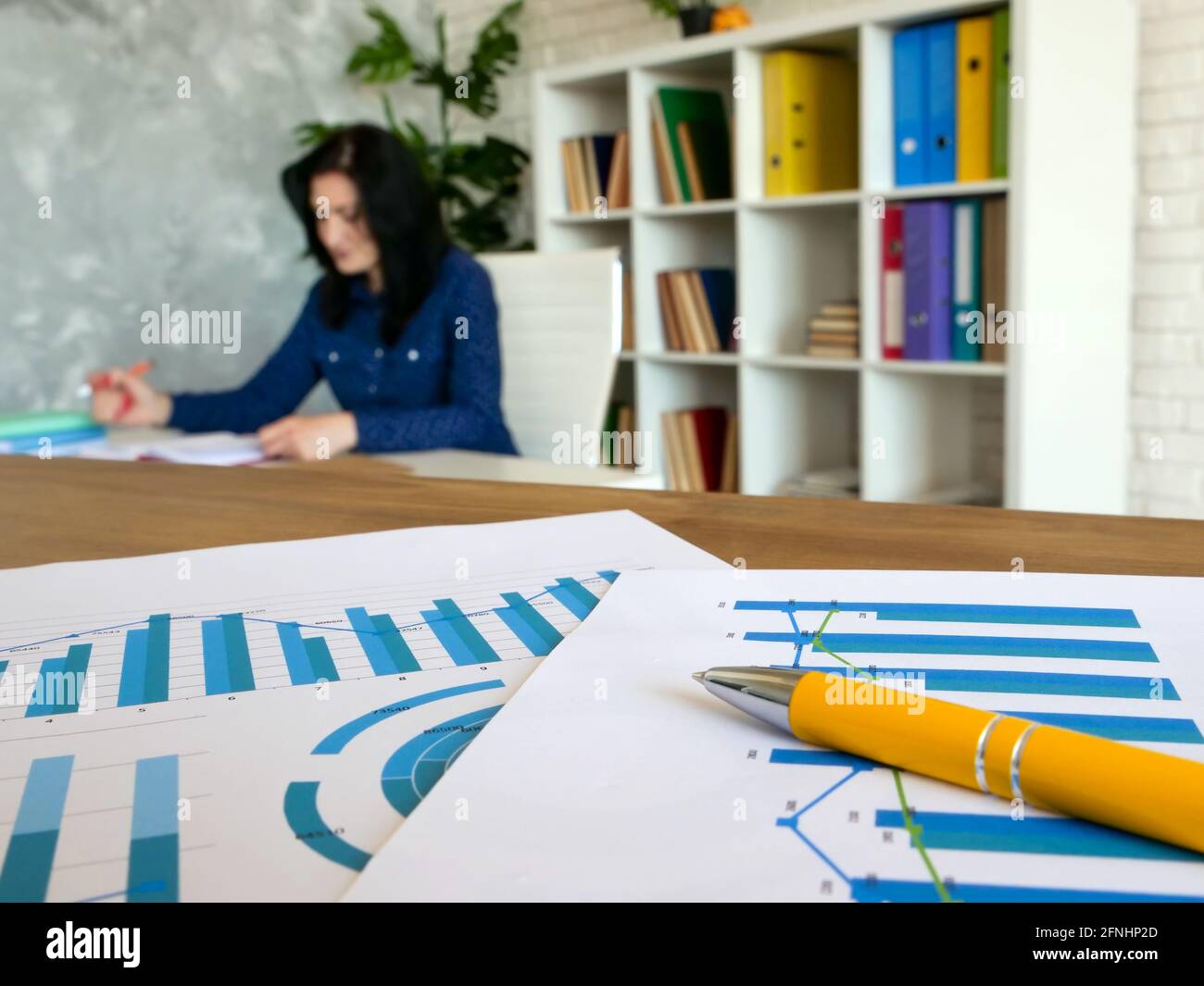 Geschäftsdiagramme und Finanzdiagramme sowie die Arbeit mit Mitarbeitern in Papierarbeit. Stockfoto