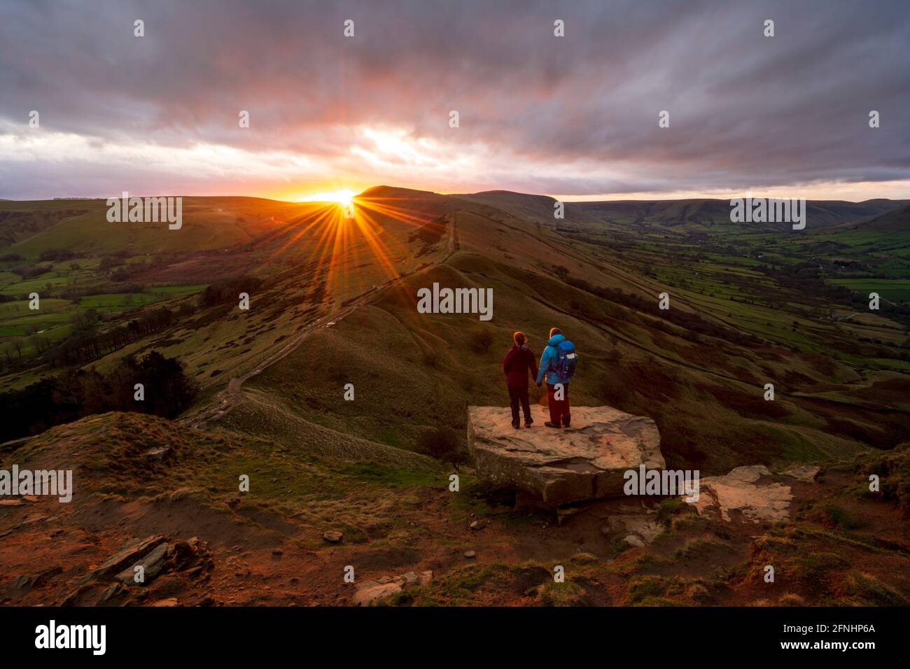 Ein Paar stand auf der Suche nach Mam Tor vom Great Ridge, Peak District, Derbyshire Stockfoto