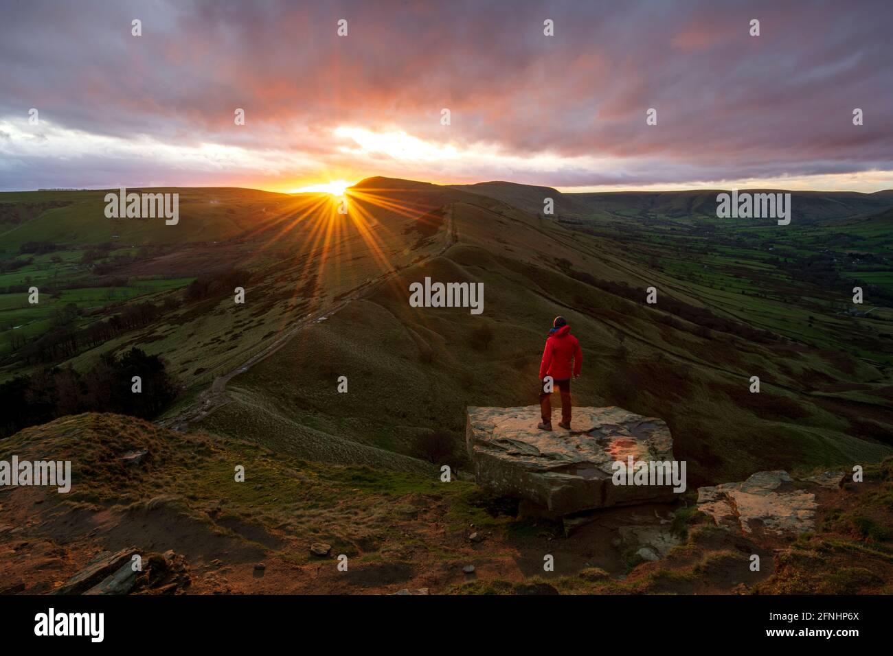 Ein Spaziergänger stand und blickte vom Great Ridge, Peak District, Derbyshire, auf Mam Tor Stockfoto