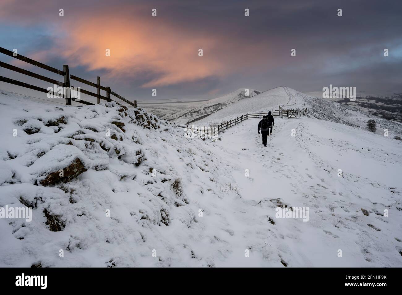 Wanderer im Winter auf dem Great Ridge, der von Mam Tor, Derbyshire, in Richtung Losehill geht Stockfoto