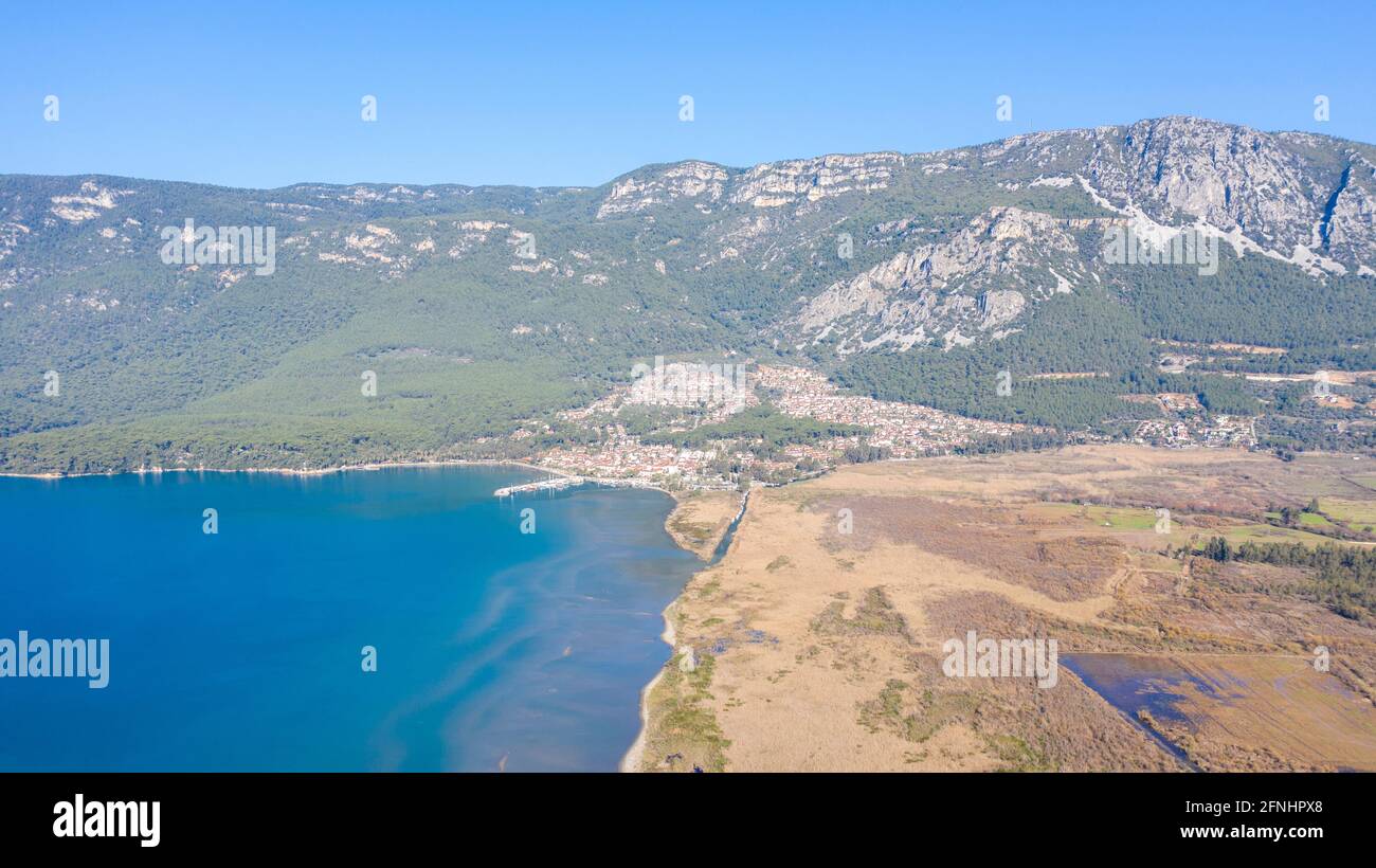 Eine Panoramaaufnahme einer Landschaft, die den Blick auf das Meer und die Bäume in den Tälern von Mugla einfängt. Dieses Foto spiegelt zwar die Ansicht realistisch, aber es auch Stockfoto