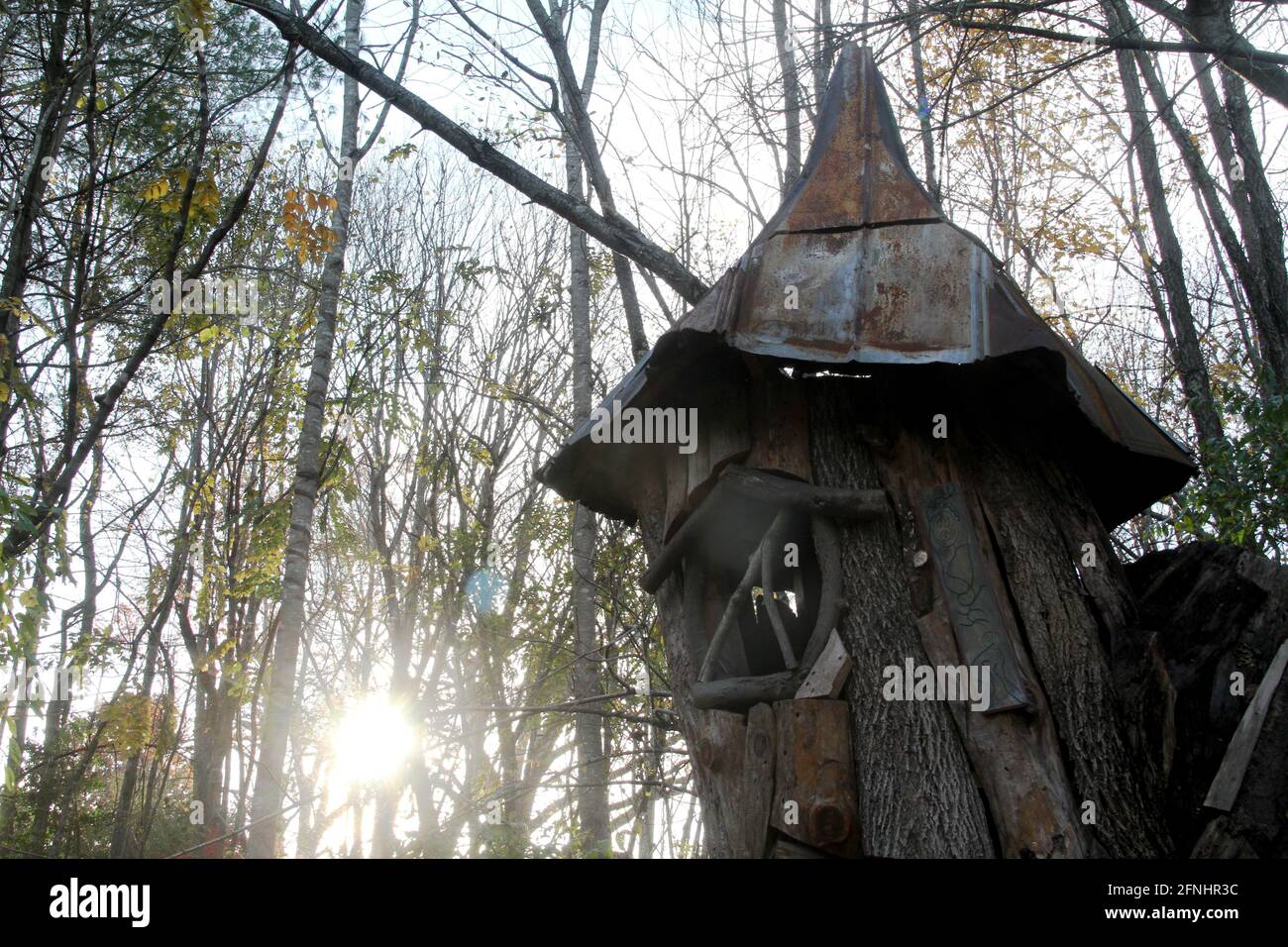 Fantasy-Skulptur aus Schrott Naturmaterialien Dekoration Boxerwood Nature Center in Lexington, VA, USA. Feenhaus. Stockfoto