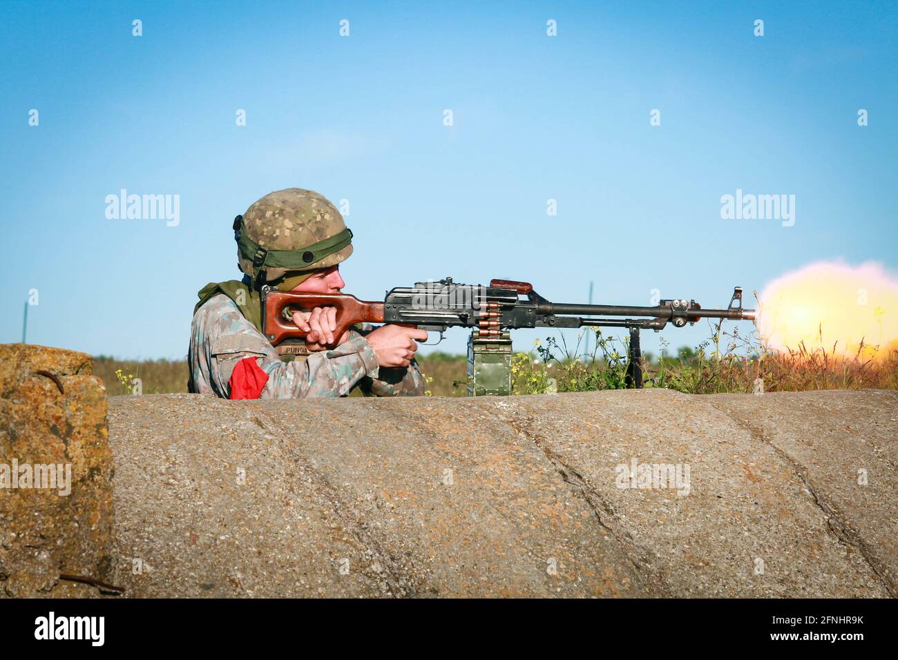 Ein rumänischer Soldat, der der 635. Artillerierestaat der 15. Brigade, 4. Division, zugewiesen wurde, feuert während der Übung Swift Response 21 ein leichtes Maschinengewehr im PKM-Stil auf dem Babadag Trainingsgelände, 15. Mai 2021 in Babadag, Rumänien. Stockfoto