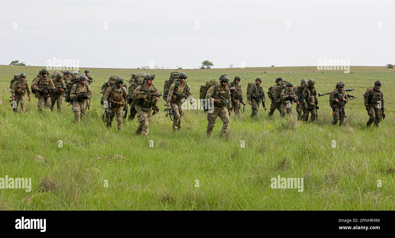 Soldaten aus Deutschland und den Niederlanden, die an die Task Force Falcon angeschlossen sind, manövrieren während der Übung Swift Response 21 auf dem Babadag Trainingsgelände, 16. Mai 2021 in Babadag, Rumänien, in die Pickup-Zone. Stockfoto