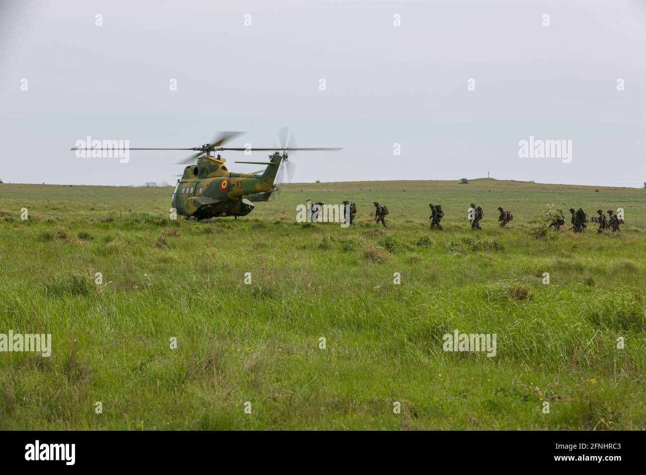 Soldaten aus Deutschland und den Niederlanden, die an die Task Force Falcon angeschlossen sind, laden während der Übung Swift Response 21 auf dem Babadag Training Area, 16. Mai 2021 in Babadag, Rumänien, in einen rumänischen Puma-Hubschrauber. Stockfoto