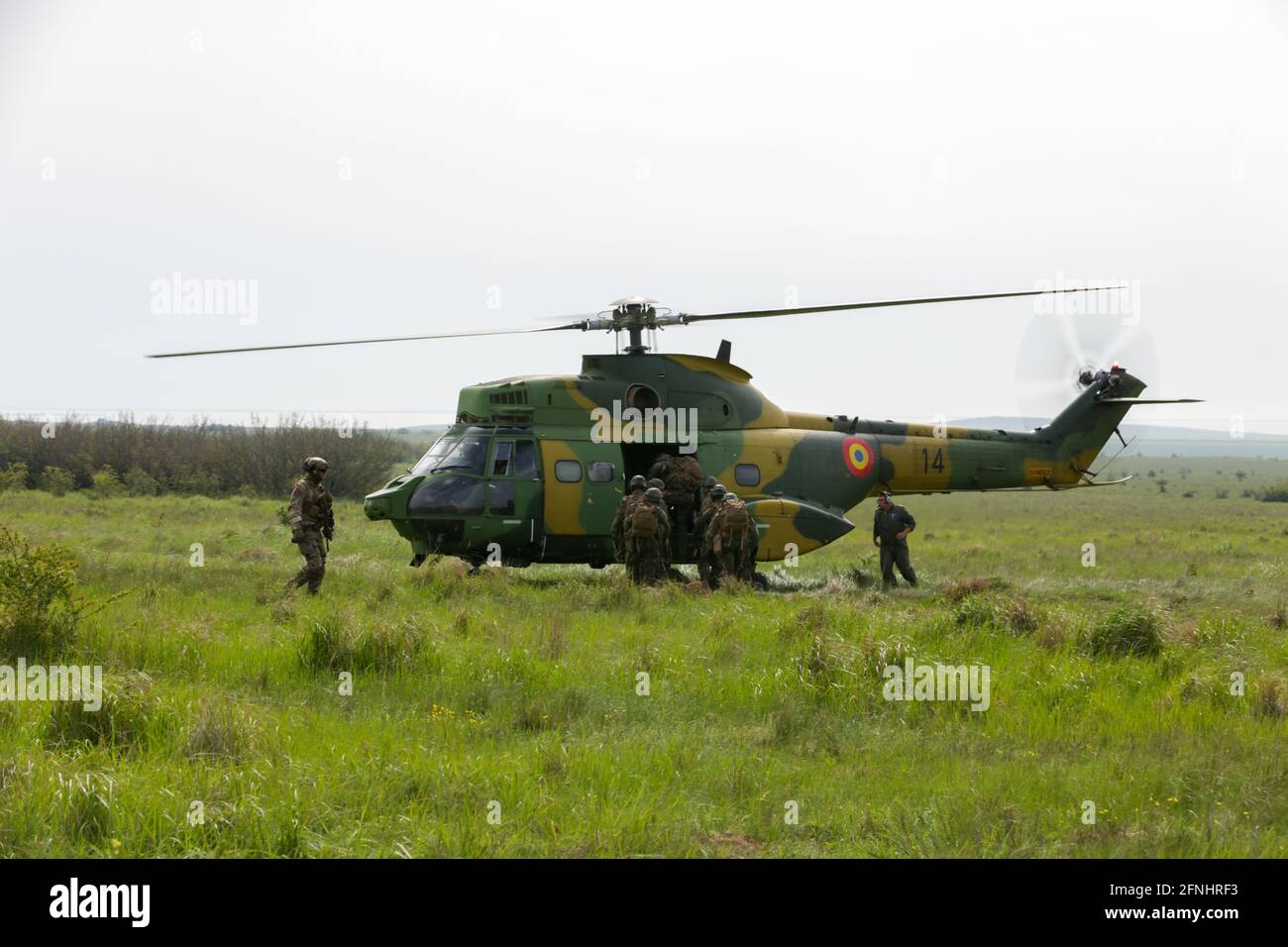 Soldaten aus Deutschland und den Niederlanden, die an die Task Force Falcon angeschlossen sind, laden während der Übung Swift Response 21 auf dem Babadag Training Area, 16. Mai 2021 in Babadag, Rumänien, in einen rumänischen Puma-Hubschrauber. Stockfoto