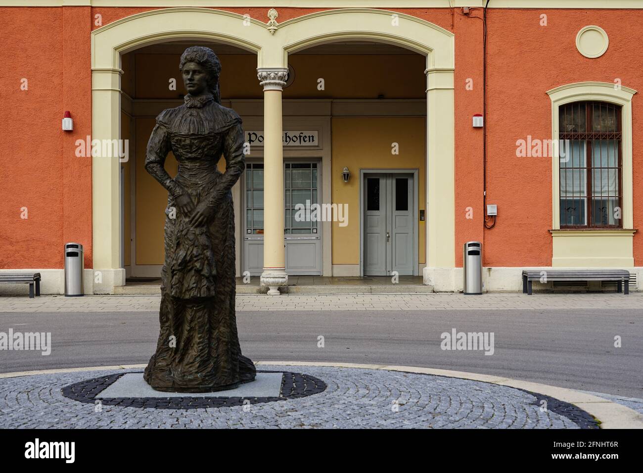 Auf dem Platz vor dem Museum befindet sich eine Bronzestatue der Kaiserin Elisabeth ( Sisi ) von Österreich-Ungarn. Es ist ein Werk, das von Jozek Nowak in Bronze gegossen wurde. Stockfoto