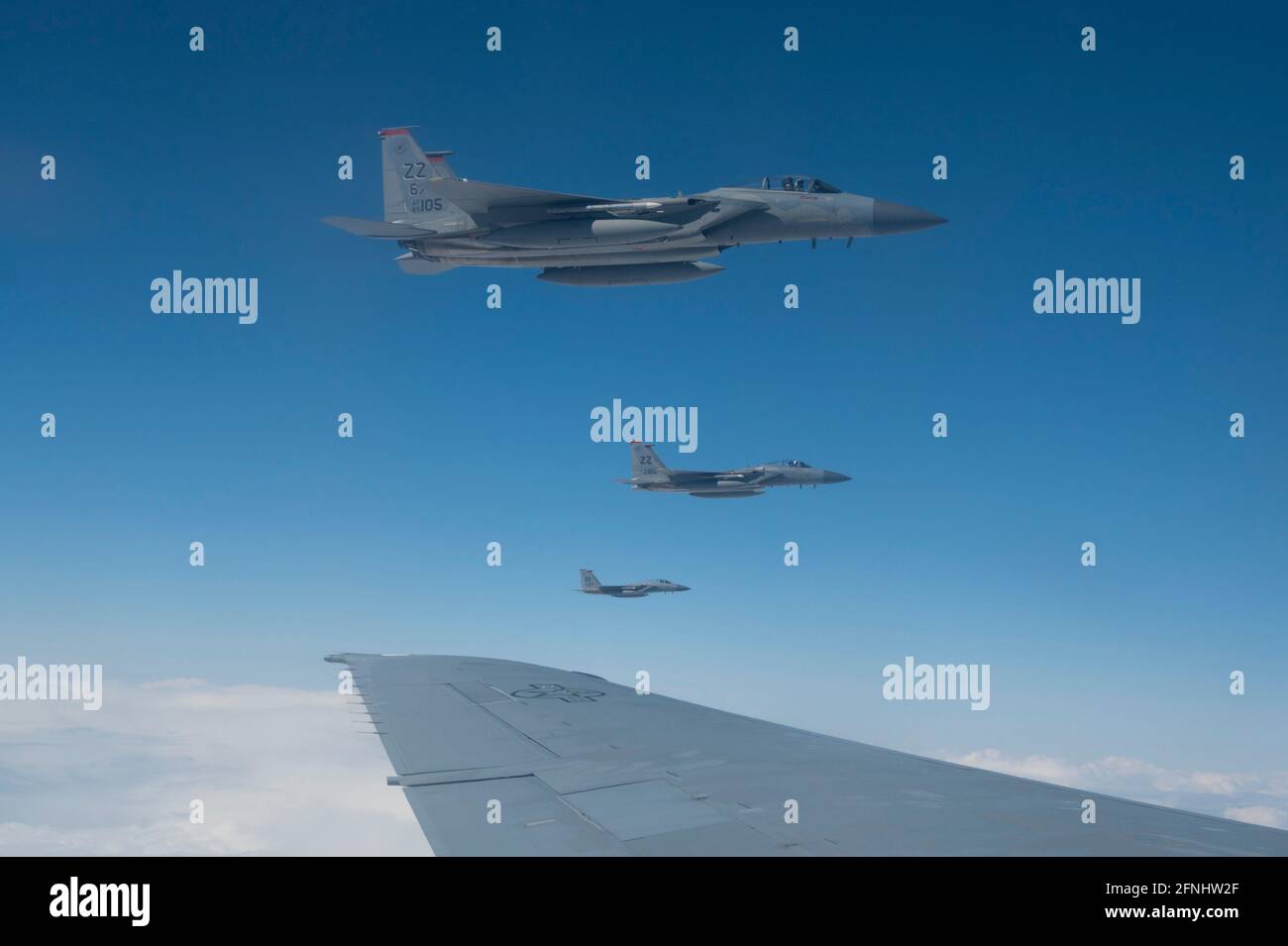 Die US Air Force F-15C Eagle-Kampfflugzeuge, die dem 67. Jagdgeschwader zugewiesen wurden, fliegen neben einem Air Force KC-10 Extender, nachdem sie während der Übung Northern Edge 21 über dem Joint Pacific Alaska Range Complex am 13. Mai 2021 im Golf von Alaska aufgetankt wurden. Stockfoto