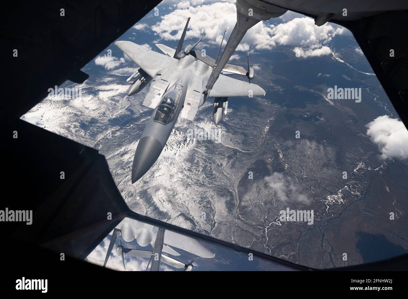 US Air Force F-15C Eagle-Kampfflugzeug, das dem 67. Jagdgeschwader zugewiesen wurde, betankt während der Übung Northern Edge 21 über dem Joint Pacific Alaska Range Complex am 13. Mai 2021 im Golf von Alaska von einem Air Force KC-10 Extender. Stockfoto
