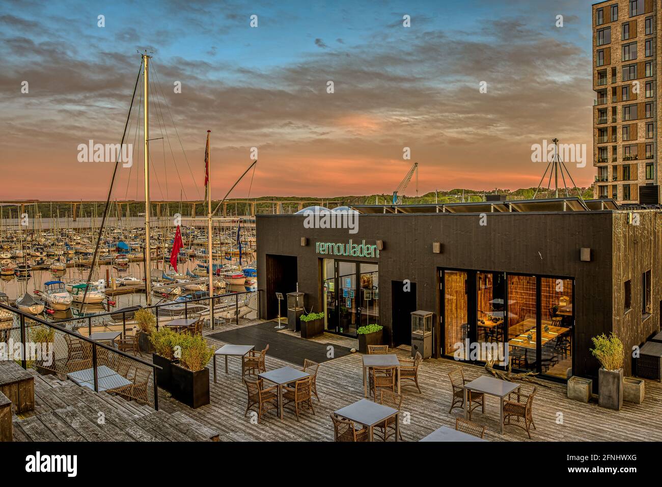 Das Gourmet-Restaurant Remouladen in einem sanften Abendlicht im Hafen von Vejle, Dänemark, 10. Mai 2021 Stockfoto