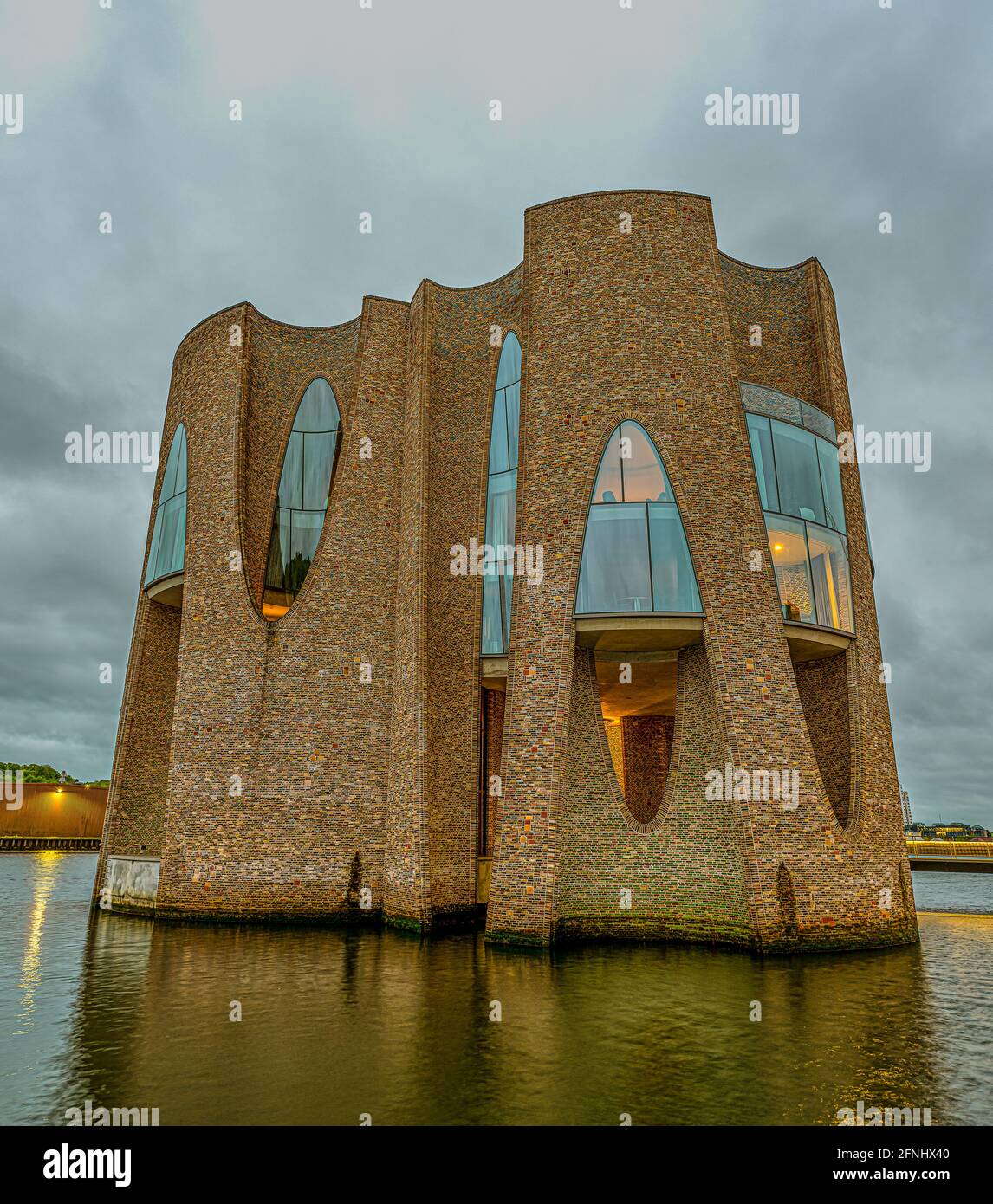 Das ikonische Gebäude Fjordenhus steht nachts im Wasser, Vejle, Dänemark, 12. Mai 2021 Stockfoto