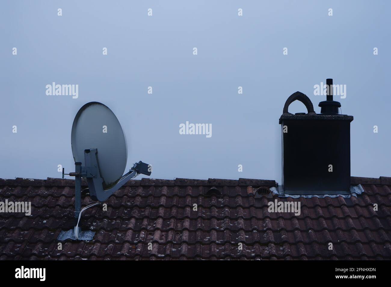 Blick auf das Dach mit Kamin und Satellitenantenne. Stockfoto
