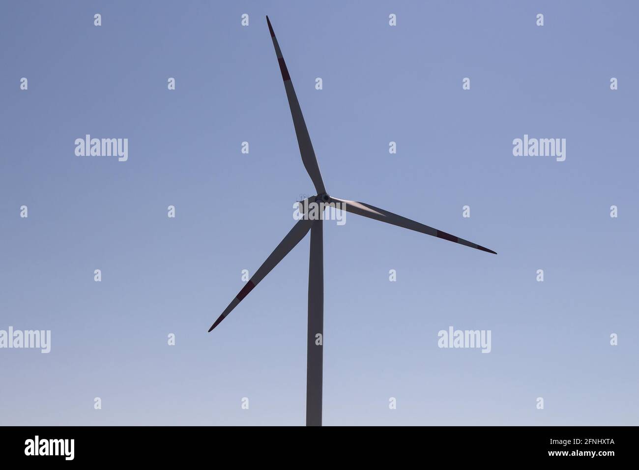 Nahaufnahme der Windmühle in Sigacik / Seferihisar in Izmir / Türkei. Windkraftanlage für saubere, erneuerbare Energie. Nachhaltigkeitskonzept. Stockfoto