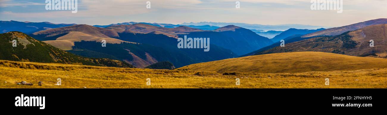 Hervorragender Panoramablick auf das Parang-Gebirge, berühmte Transalpina-Straße in großer Höhe, Rumänien Stockfoto