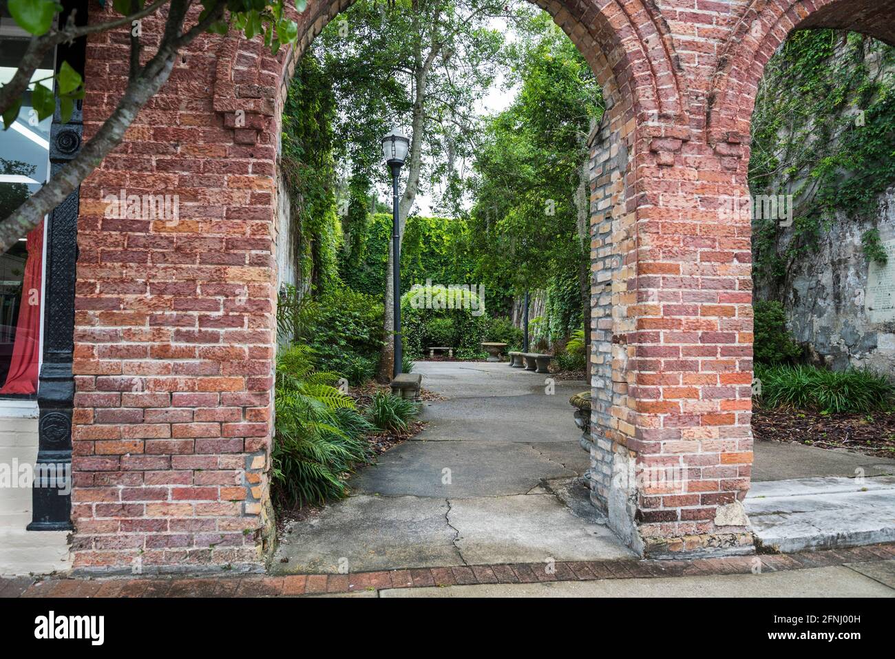 Der Old Theatre Park, oder der Alan Hitchcock Park, ist der Ort eines alten Theaters an der Main Street in Alachua, Florida. Stockfoto