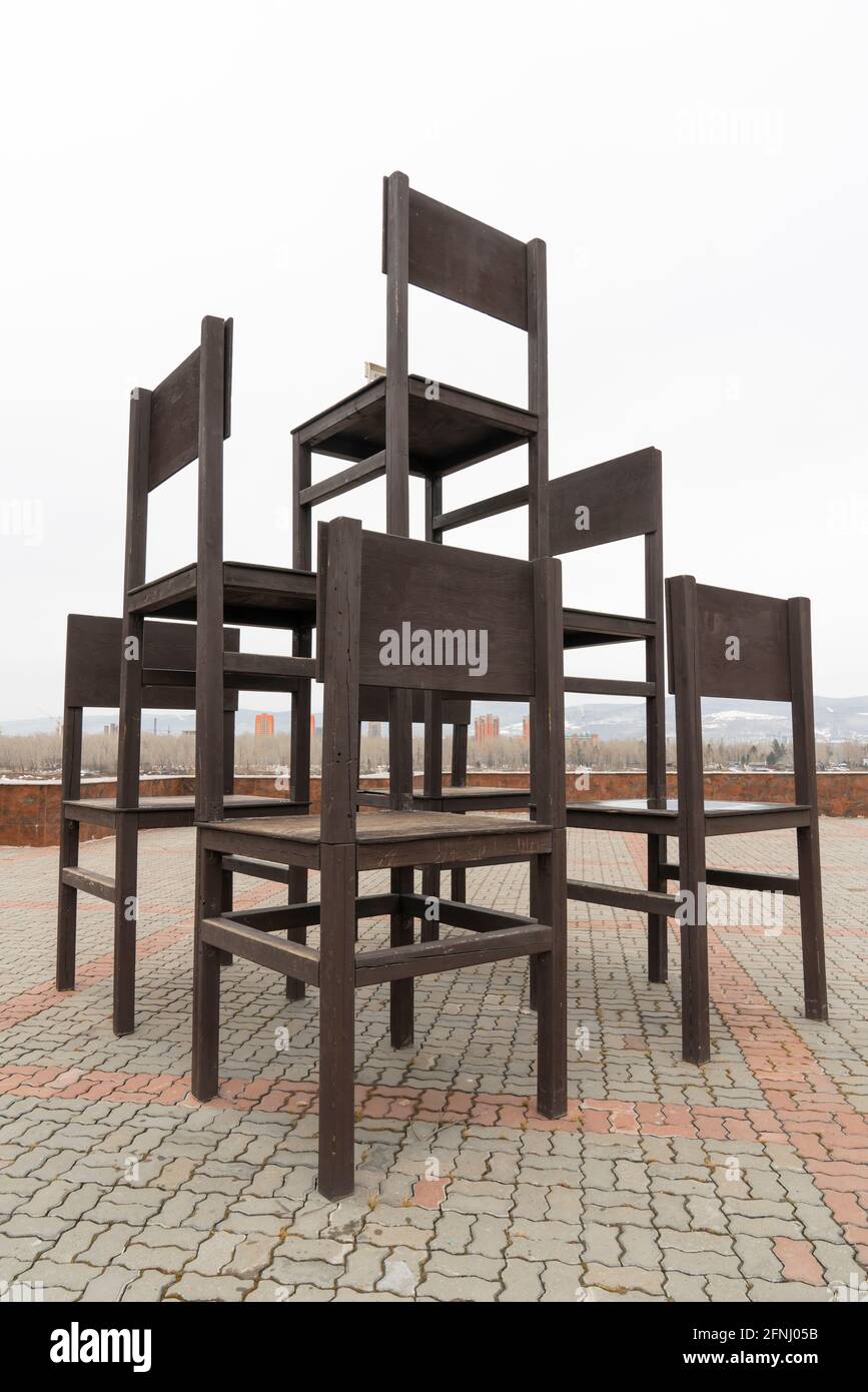 Objekt der modernen Kunst. Stühle übereinander gestapelt Stockfotografie -  Alamy
