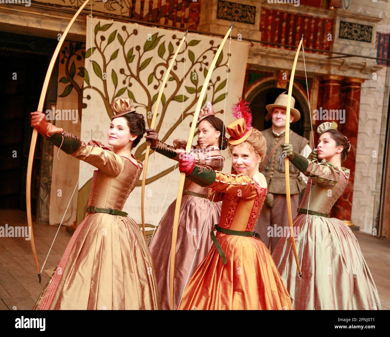 l-r: Gemma Arterton (Rosaline), Cush Jumbo (Maria), Michelle Terry (Princess of France), Andrew Vincent (Dull), Oona Chaplin (Katherine) in LOVE'S LABOR'S LOST by Shakespeare at Shakespeare's Globe, London SE1 11/07/2007 Design: Jonathan Fensom Kämpfe: Renny Krupinsky Choreografie: Sian Williams Regie: Dominic Dromgoole Stockfoto