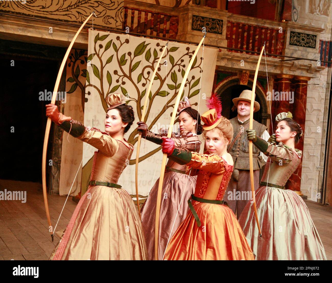 l-r: Gemma Arterton (Rosaline), Cush Jumbo (Maria), Michelle Terry (Princess of France), Andrew Vincent (Dull), Oona Chaplin (Katherine) in LOVE'S LABOR'S LOST by Shakespeare at Shakespeare's Globe, London SE1 11/07/2007 Design: Jonathan Fensom Kämpfe: Renny Krupinsky Choreografie: Sian Williams Regie: Dominic Dromgoole Stockfoto