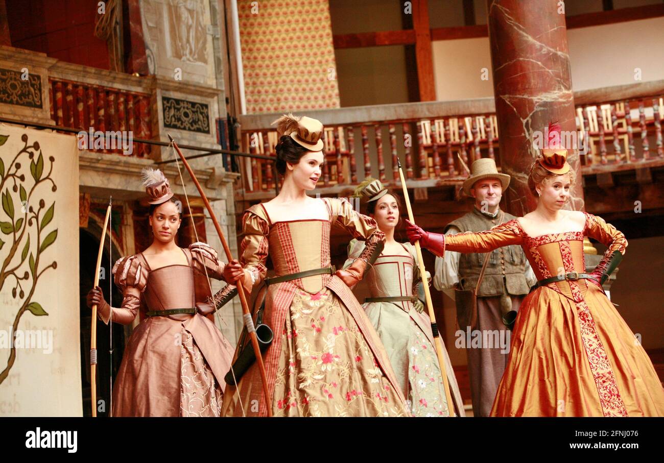 l-r: Cush Jumbo (Maria), Gemma Arterton (Rosaline), Oona Chaplin (Katherine), Andrew Vincent (Dull), Michelle Terry (Princess of France) in LOVE'S LABOR'S LOST by Shakespeare at Shakespeare's Globe, London SE1 11/07/2007 Design: Jonathan Fensom Kämpfe: Renny Krupinsky Choreografie: Sian Williams Regie: Dominic Dromgoole Stockfoto