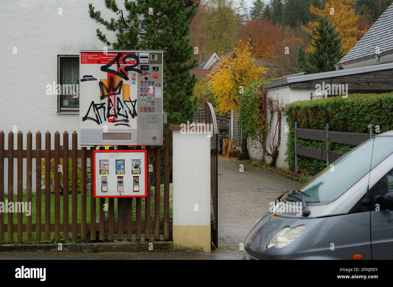 Blick auf einen Kaugummi-Automaten, über einem Zigarettenautomaten in einem Einfamilienhaus in einer Kleinstadt. Stockfoto