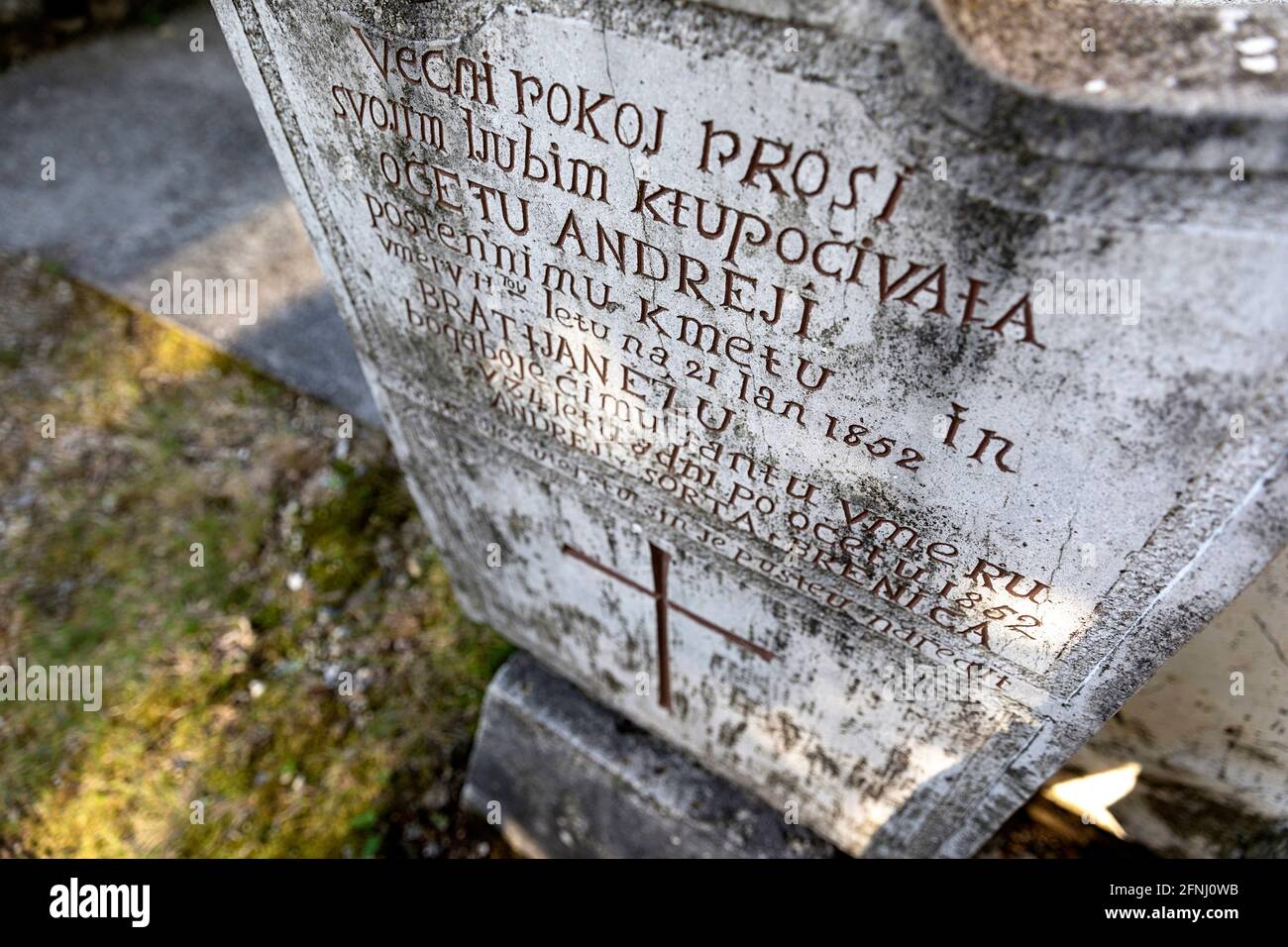 Alter Grabstein an der Kirche St. Mihael auf dem Tabor-Hügel bei Erzelj, Vipava-Tal, Slowenien Stockfoto