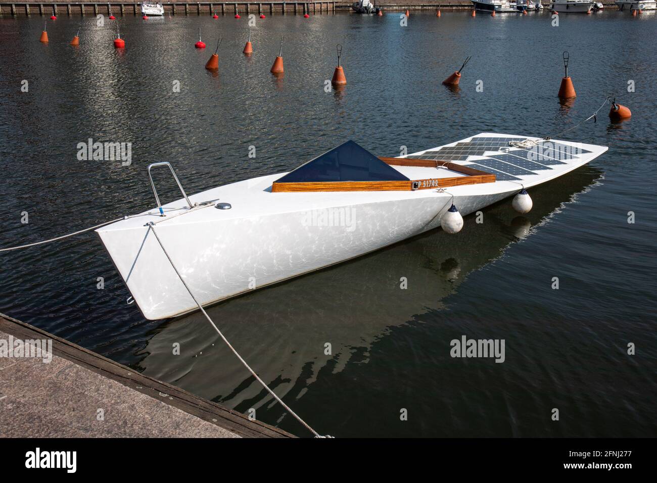 Solarbetriebenes Motorboot mit modernem Design im finnischen Stadtteil Hiealahti Stockfoto