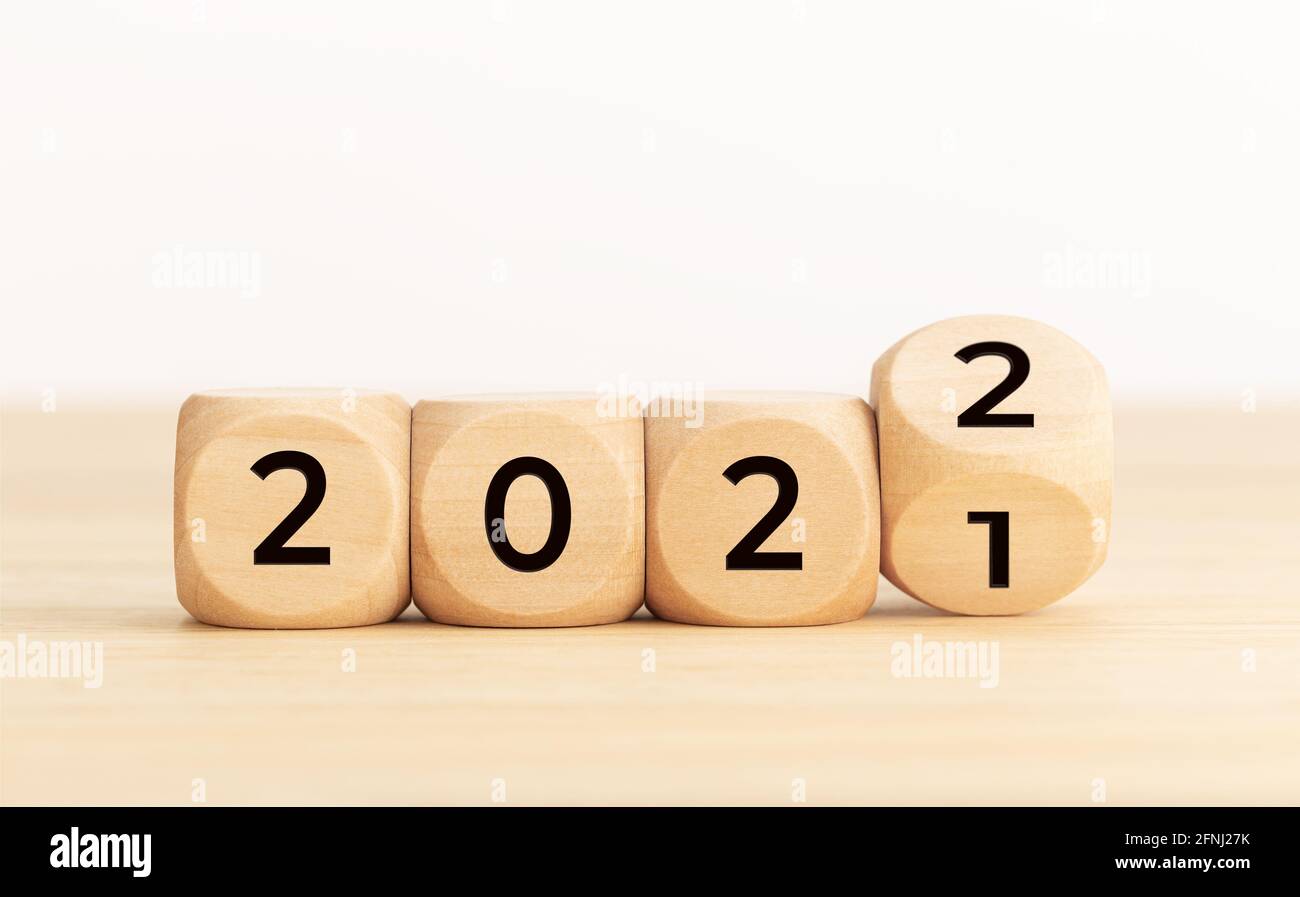 Holzblöcke mit der wechselnden Nummer 2021 2022. Konzept für das neue Jahr. Speicherplatz kopieren. Weißer Hintergrund Stockfoto