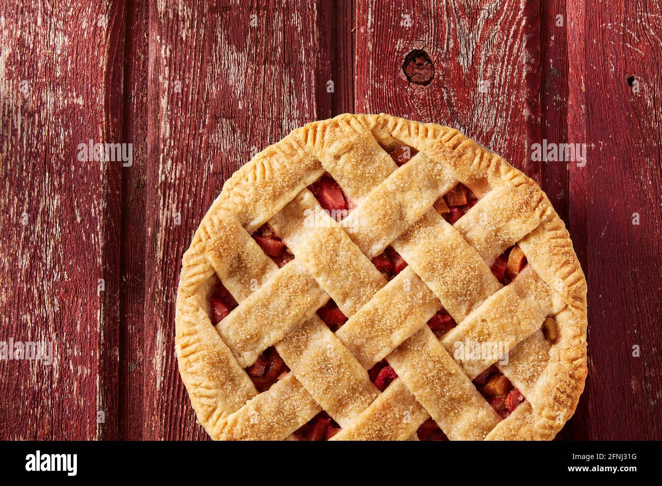 Rhabarberkuchen auf rustikalen roten Holzbrettern Stockfoto