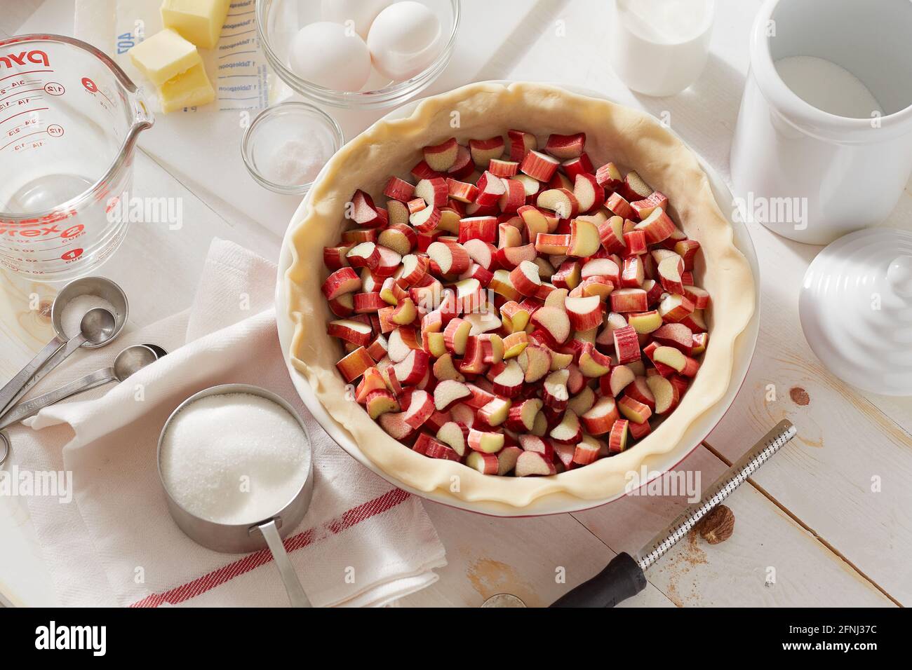 Rhabarber Custard Pie Zutaten in der Küche Stockfoto