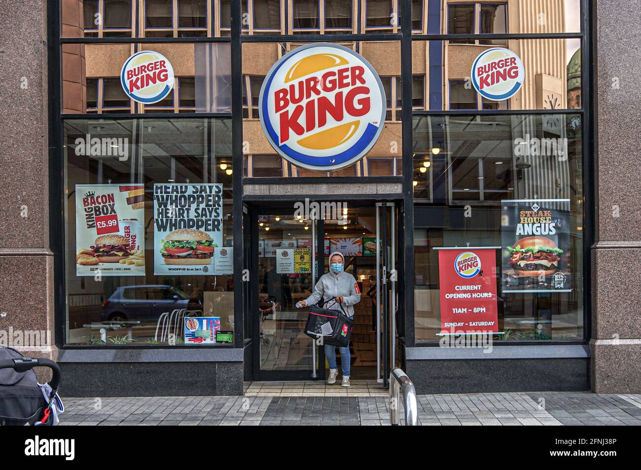 Belfast, Großbritannien. Mai 2021. Der Gast mit Gesichtsmaske hat gesehen,  wie er das Burger King Restaurant verlassen hat. Kredit: SOPA Images  Limited/Alamy Live Nachrichten Stockfotografie - Alamy