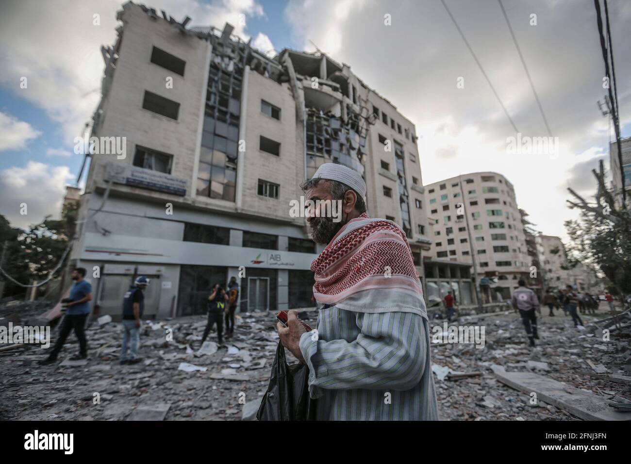 Gaza-Stadt, Palästinensische Gebiete. Mai 2021. Palästinenser inspizieren die Überreste eines zerstörten Wohngebäudes in der Al-Wahda-Straße, nachdem es von israelischen Luftangriffen getroffen wurde, während die israelisch-palästinensische Gewalt eskalierte. Kredit: Mohammed Talatene/dpa/Alamy Live Nachrichten Stockfoto