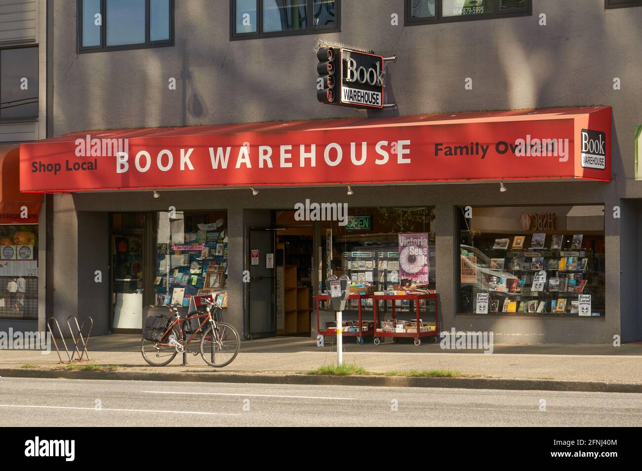 Die unabhängige Buchhandlung Book Warehouse in der West Broadway Street, Vancouver, British Columbia, Kanada Stockfoto