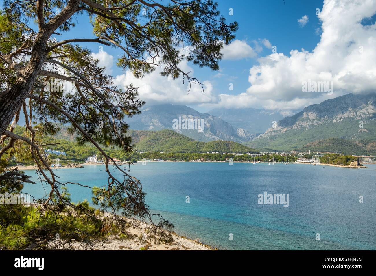 Mediterrane Meereslandschaft im Ferienort Kemer, Antalya, Türkei. Stockfoto