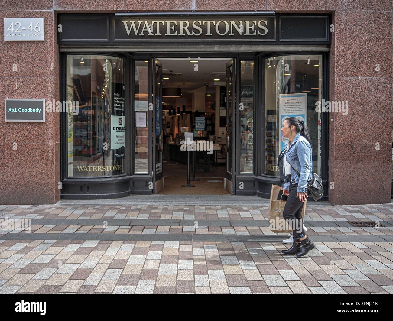 Belfast, Großbritannien. Mai 2021. Die Käufer kommen an einem Waterstones Bookstore vorbei. Kredit: Michael McNerney/SOPA Images/ZUMA Wire/Alamy Live Nachrichten Stockfoto