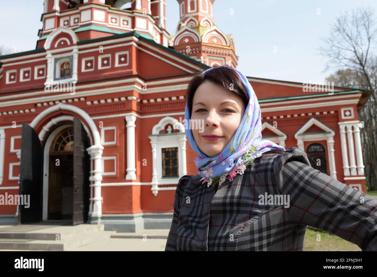 Frau posiert auf orthodoxen Kirche Hintergrund, Russland Stockfoto