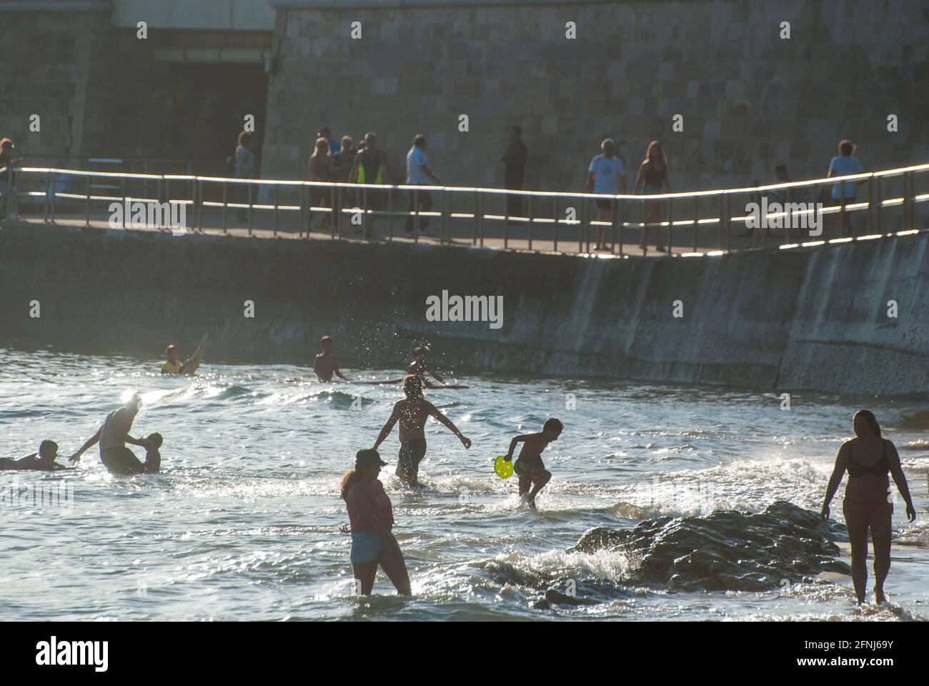 Badegäste an der portugiesischen Küste bei Cascais. Stockfoto