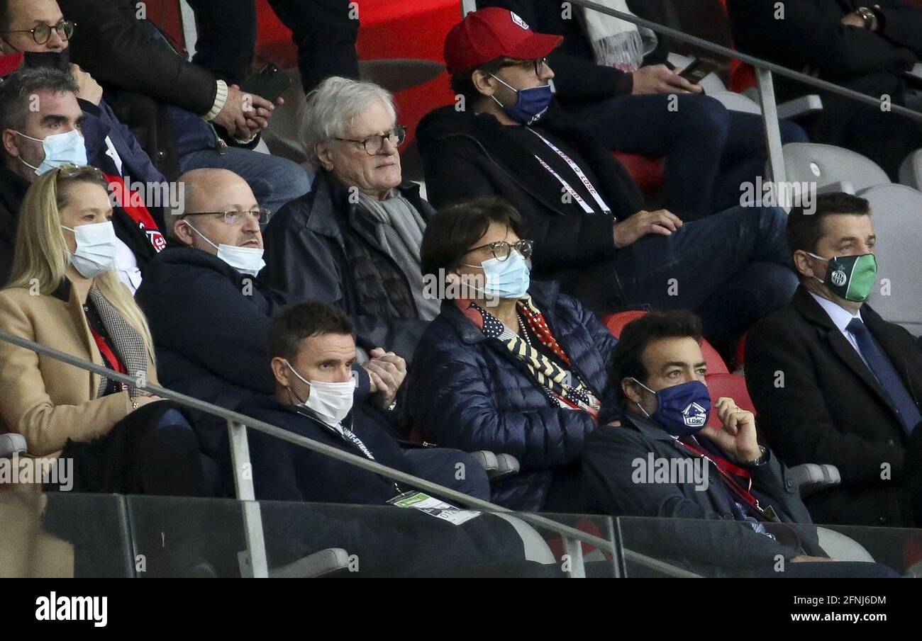 Von links: MEL-Präsident Damien Castelain (Brille), Jean-Louis Brochen (Ehemann von Martine Aubry), unter ihm Bürgermeister von Lille Martine Aubry, Bürgermeister von Saint-Etienne Gael Perdriau während des Fußballspiels der französischen Meisterschaft Ligue 1 zwischen Lille OSC (LOSC) und AS Saint-Etienne (ASSE) am 16. Mai, 2021 im Stade Pierre Mauroy in Villeneuve-d'Ascq bei Lille, Frankreich - Foto Jean Catuffe / DPPI / LiveMedia Stockfoto